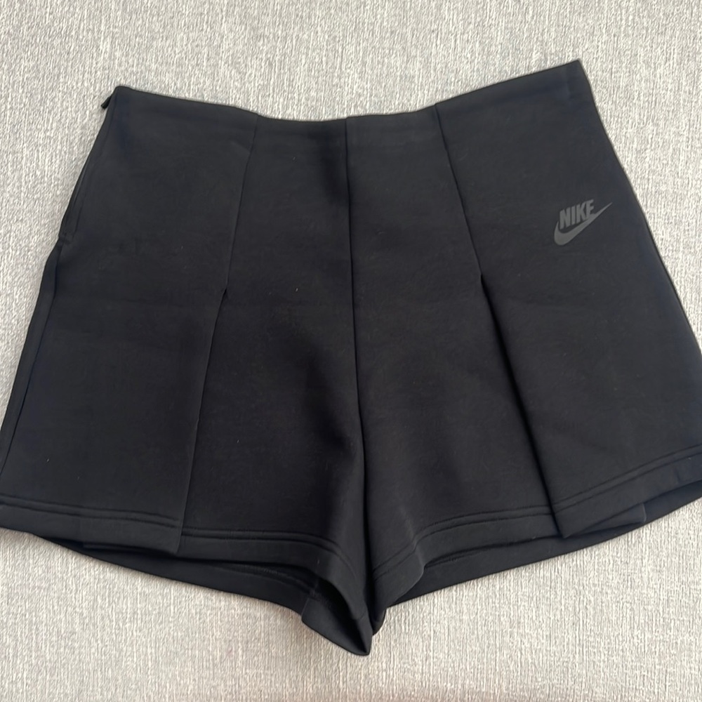 NIKE TECH PLEATED SHORTS
